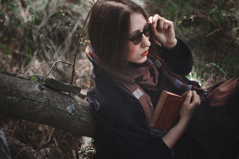 portrait портрет девушка пальто осень модель книги мода стиль эстетика  фото превью