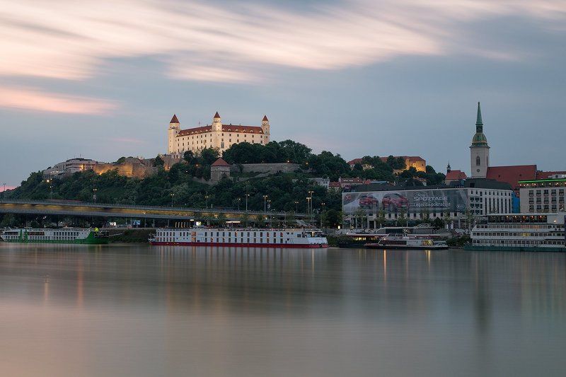 Братислава, Замок, словакия, Дунай, корабли,  Вечер в Братиславе. фото превью