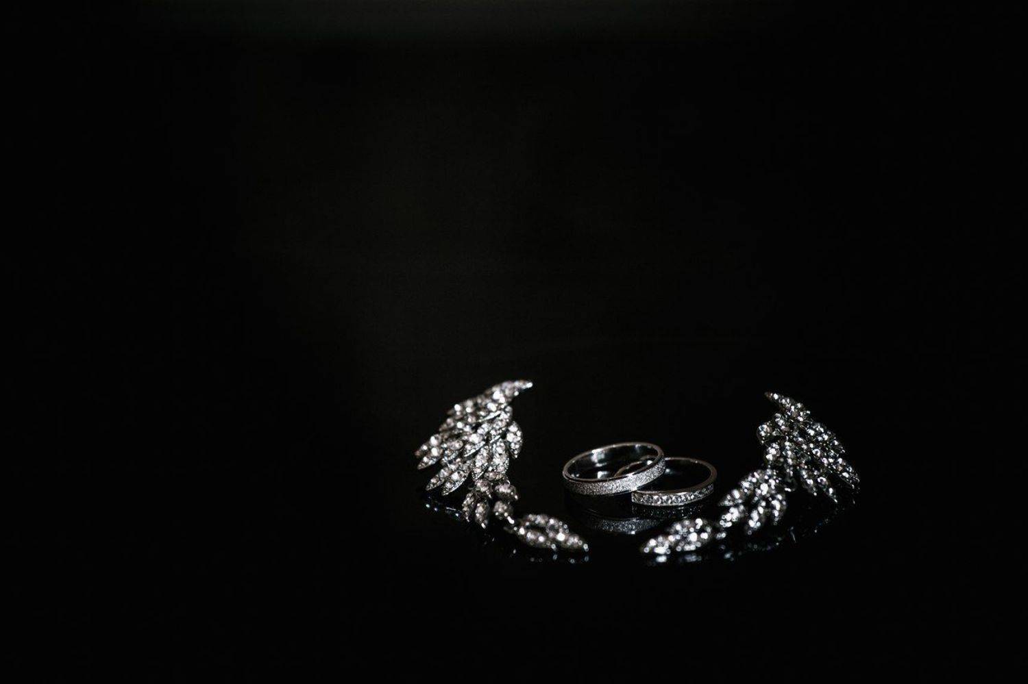 свадьба, любовь, крылья, кольца, бриллианты, серебро, серьги, обручальные, чб, монохром, минимализм, геометрия, ювелирный, драгоценность, платина, аксессуары, Денис Ганенко