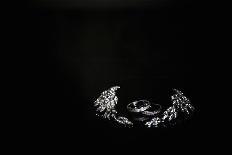 свадьба, любовь, крылья, кольца, бриллианты, серебро, серьги, обручальные, чб, монохром, минимализм, геометрия, ювелирный, драгоценность, платина, аксессуары На крыльях любви фото превью