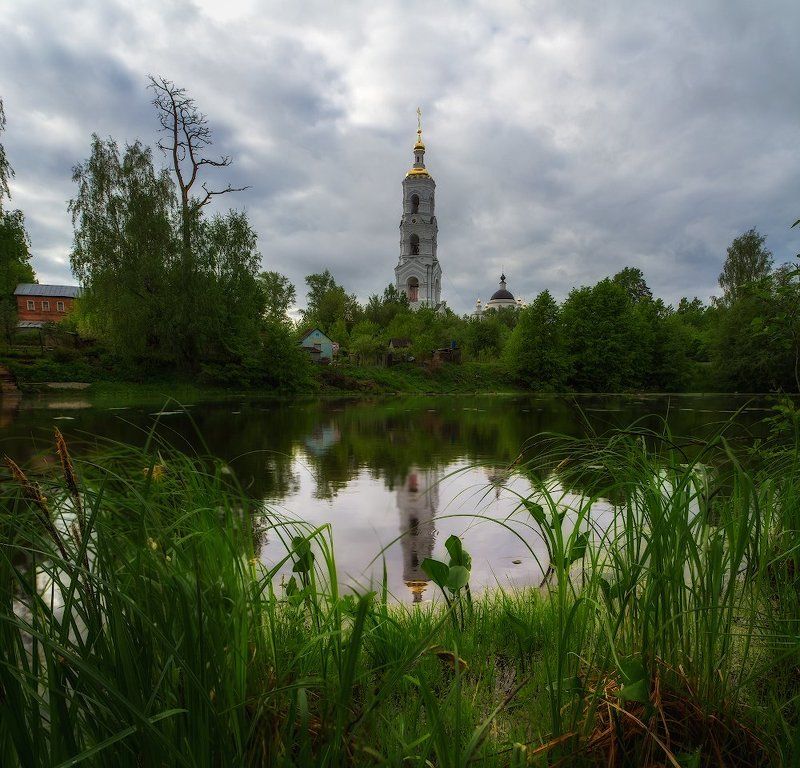 Воря, Колокольня, Николо-Берлюковская пустынь, Облака, Отражение, Подмосковье, Река, Храм Николо-Берлюковская пустынь фото превью