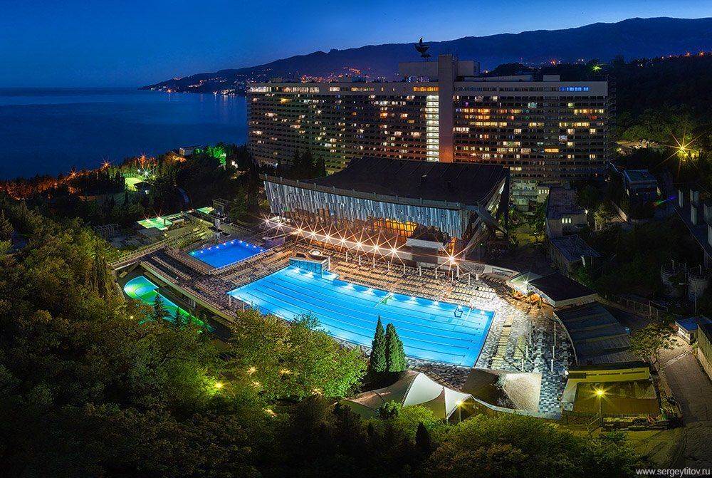 Крым, Ялта, отдых, отель, Ялта-Интурист, город, ночь, море, пляж, лагуна, залив, мыс, бассейн, огни, огни города, горы, Serge Titov