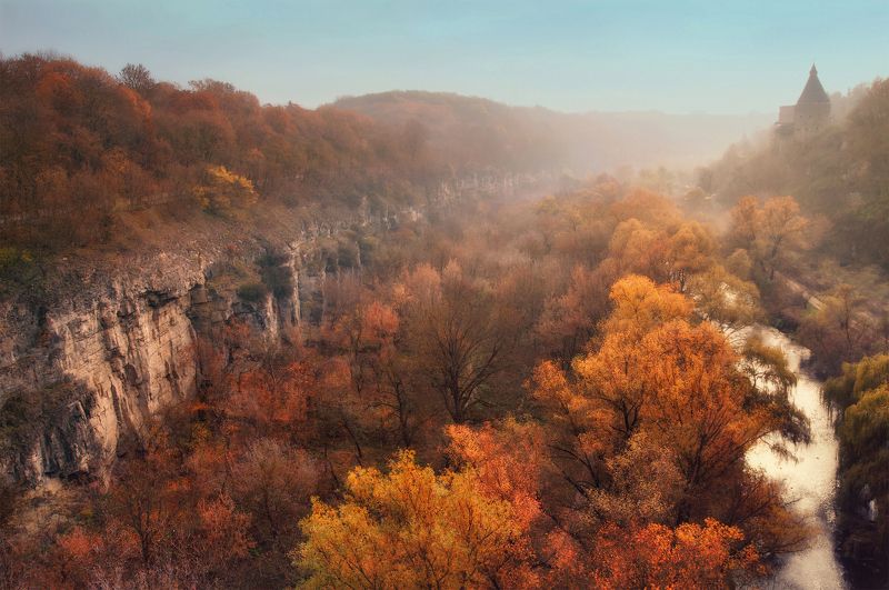 Вечер, Деревья, Замок, Золотая, Каменец-Подольский, Каньон, Мост, Осень, Речка, Скалы, Смотрич, Туман, Ущелье туман над Смотричским каньоном фото превью