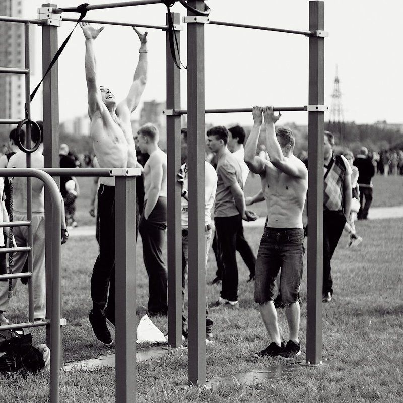 город, питер, люди, парк, чб спортсмены фото превью