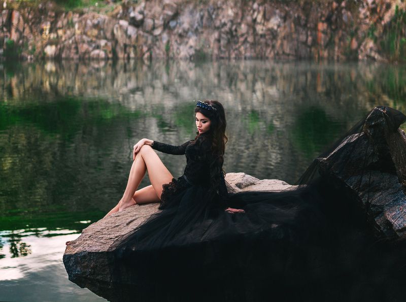 портрет, девушка, корона, платье, озеро, природа, красота, красиво, шикарно, брюнетка, женщина, камни, лето Лилия фото превью