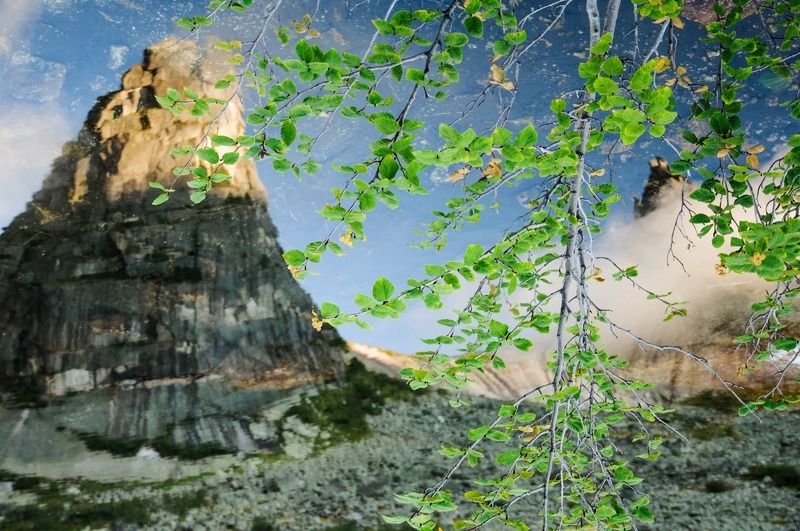 рисуя скалы в зеркале воды фото превью