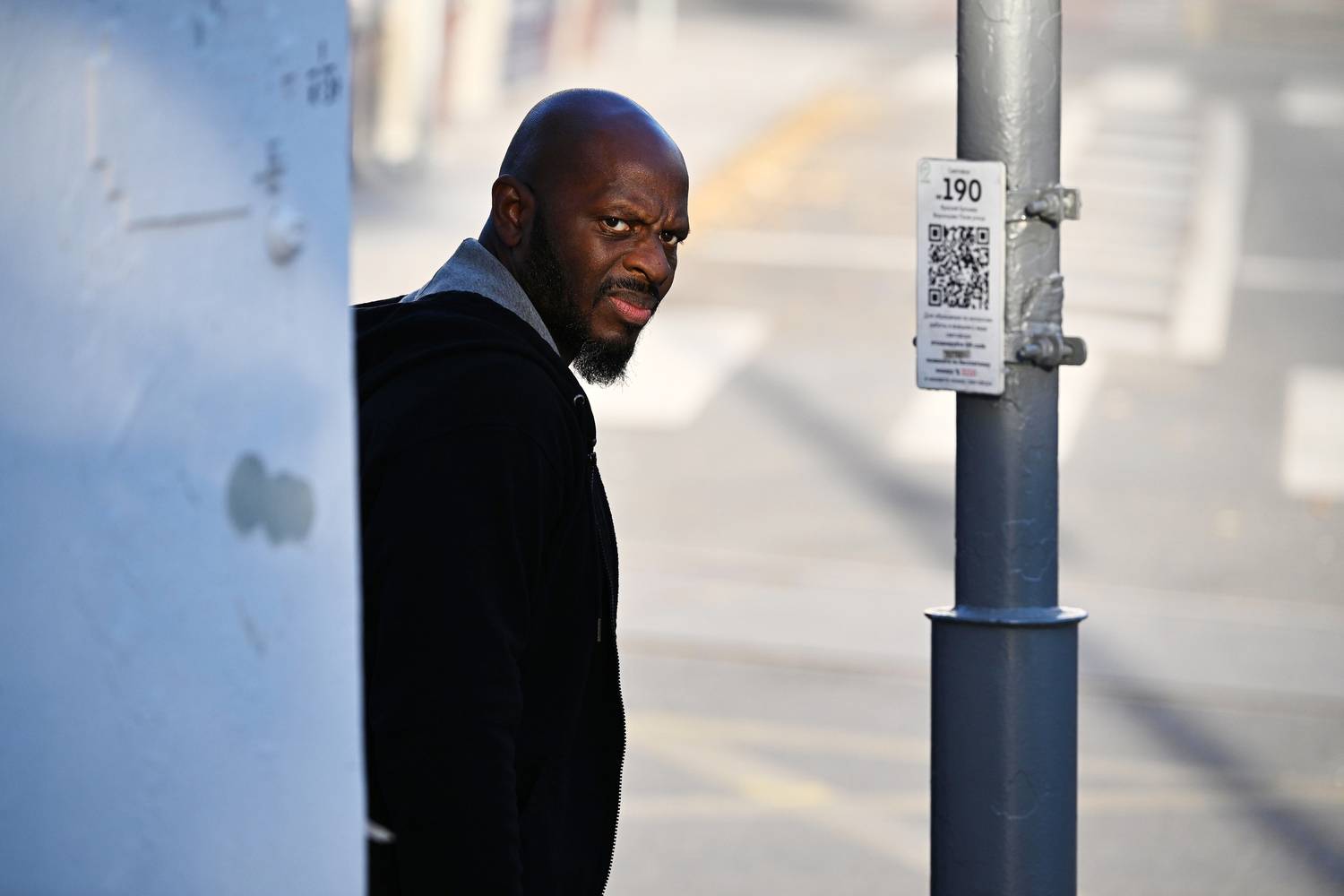 подозрительность, негр, куаркод, угол столб, Дмитрий Ткаченко