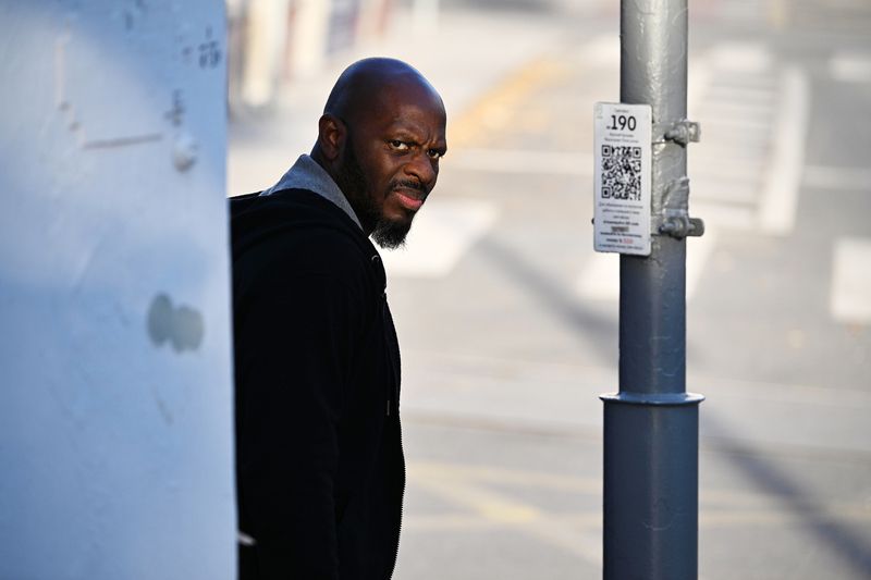 подозрительность, негр, куаркод, угол столб Следи за собой, будь осторожен фото превью