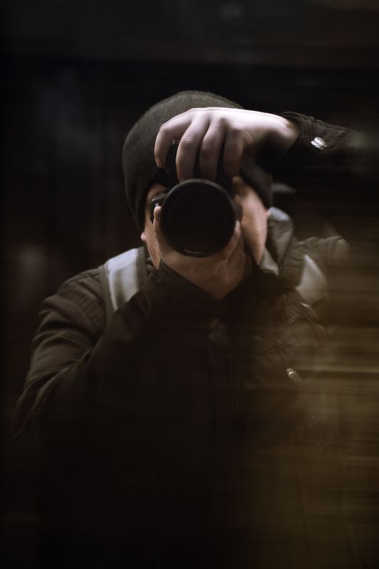 Отражение в двери метро. фото превью