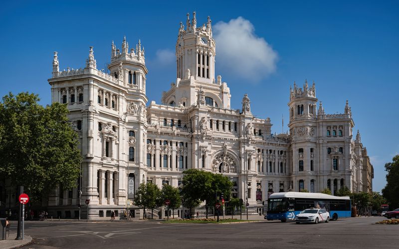 #Cloud #Sky #Building #Tree #Architecture #Black-and-white #Vehicle #Bus #City #Facade Palacio de Cibeles фото превью