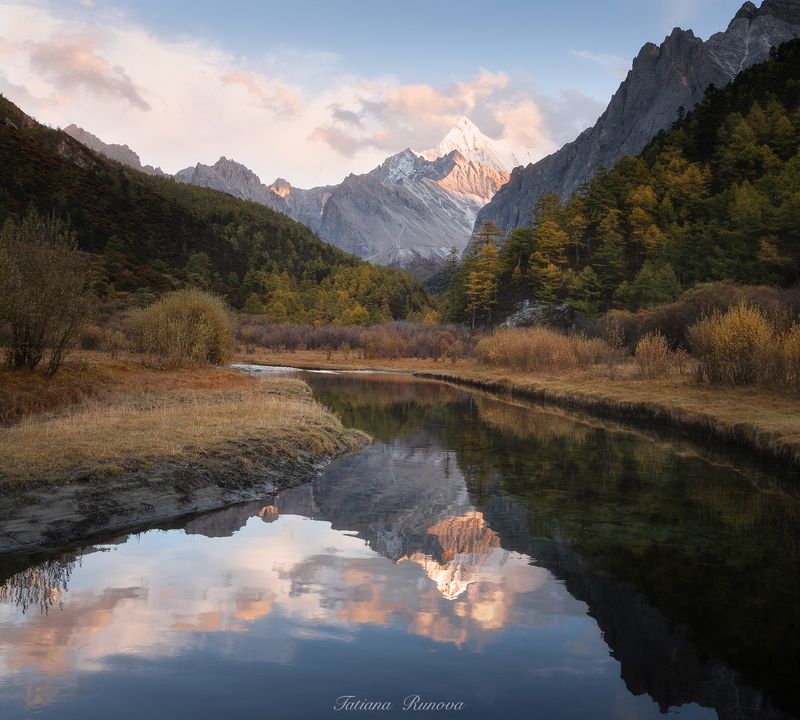 Здесь в чистейших реках отражаются облака, среди густых лесов прячутся монастыри.... фото превью