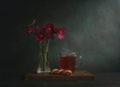 Цветы и чашка чая