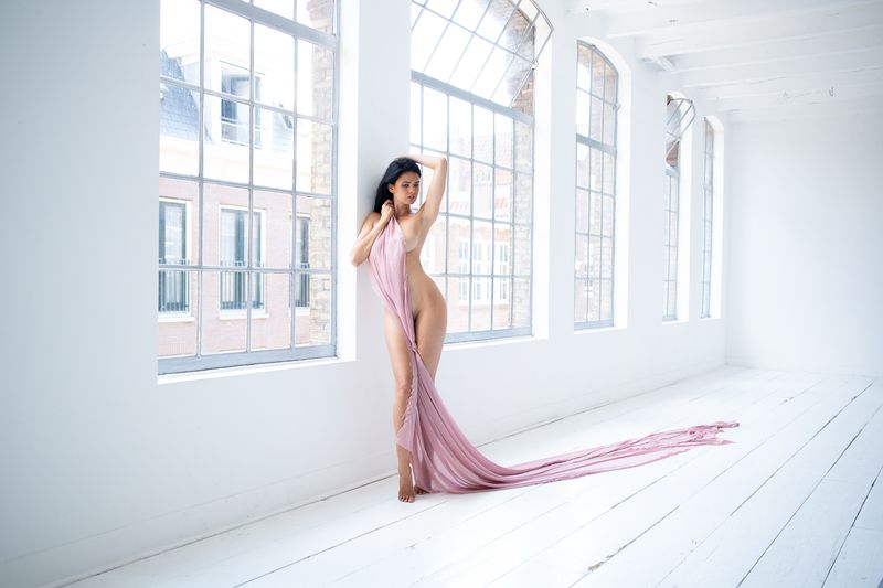 beauty, body, portrait, photography, glamour, naturallight, fashion photography, editorial, high key, minimalist, white space, architectural photography, fine art photography, elegant, luxury, pink fabric, flowing fabric, artistic nude, contemporary fashi Zoi фото превью