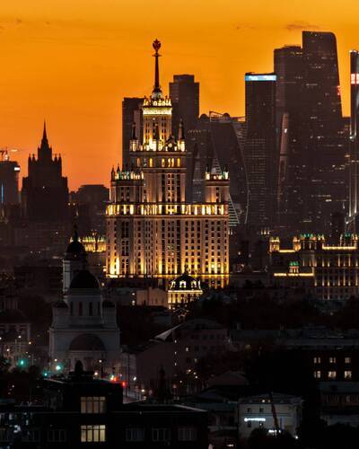 Москва, окутанная золотым часом