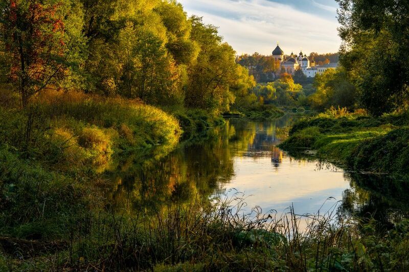 река, московская область, россия, храм, церковь, православие, монастырь, осень, вечер, закат, новый быт Русская осень фото превью