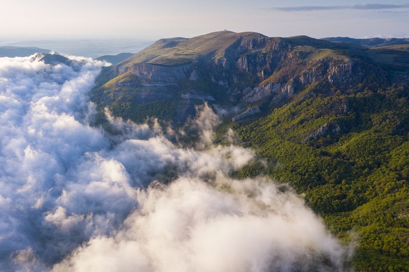 крым, демерджи, россия, аэрофотосъемка, пейзаж, туман, горы Демерджи в тумане фото превью