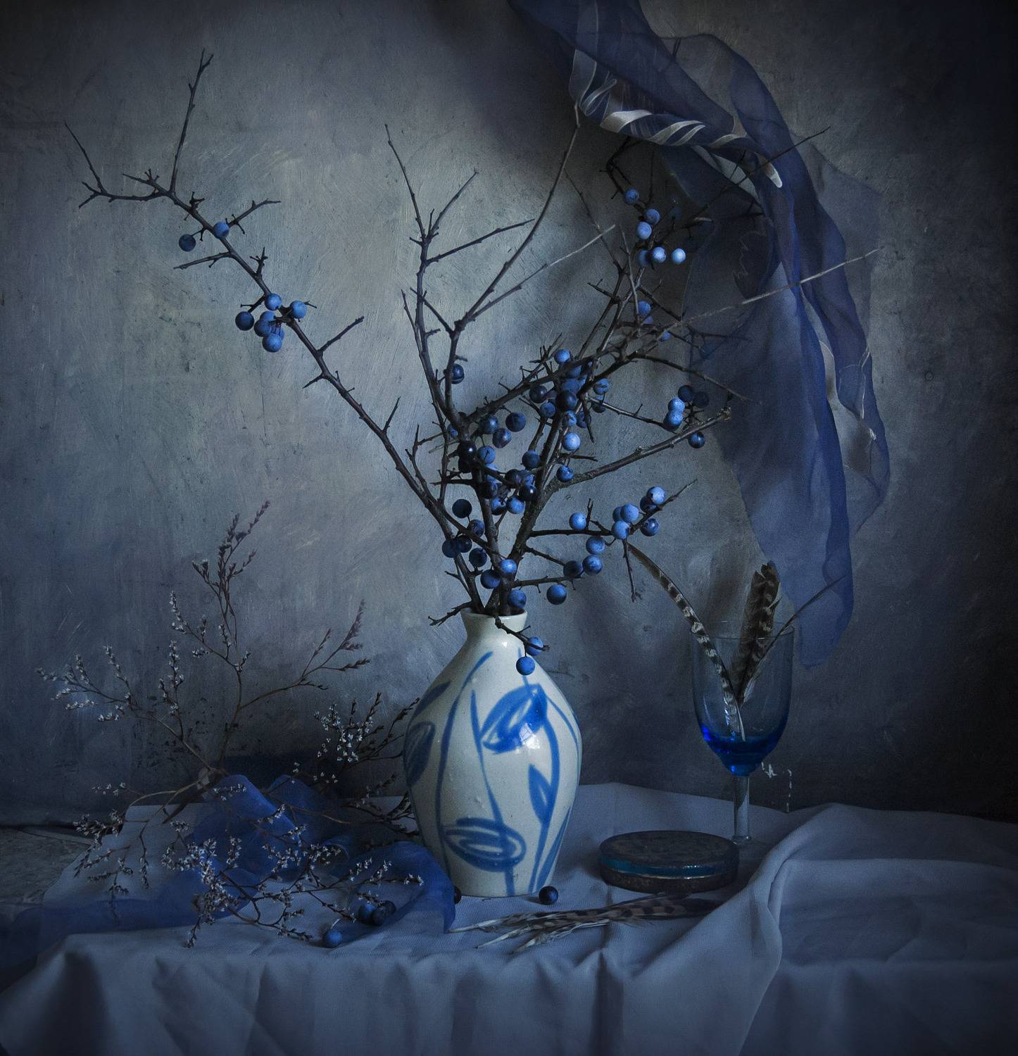 ветки тёрна, кувшин, драпировка, голубой цвет, Зимина Лионелла