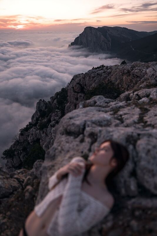 #girl #mountains #rocks #clouds #fog #sunset #outdoors #nature #portrait #landscape #evening #hills #sky #dress #cliff Kris фото превью