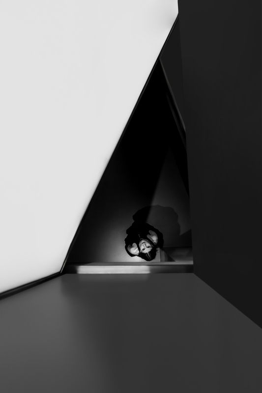 молодая девушка, городской стиль, геометрия, архитектура На самом дне души фото превью