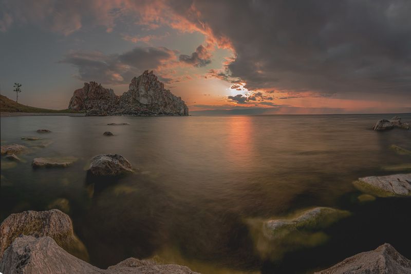 Байкал. Вечер у скалы Шаманка. фото превью