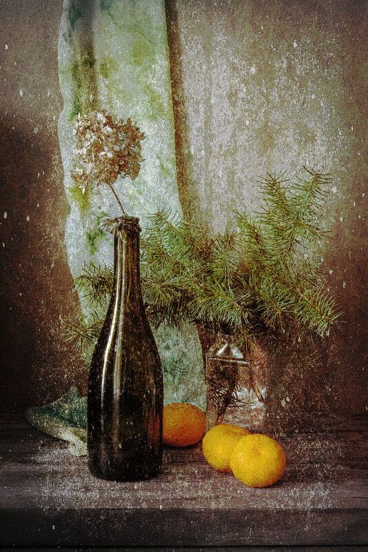 бутылка, мандарины, еловые ветки, шарф  фото превью