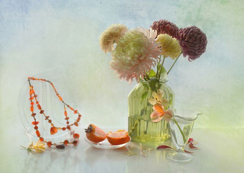 Букет хризантем с бусами. На окне фото превью