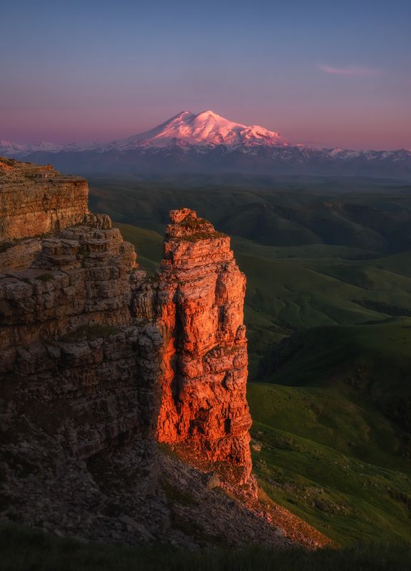 кавказ, карачаево-черкесия, кчр, горы, бермамыт, плато бермамыт, скалистый хребет, эльбрус, закат в горах У обрыва фото превью