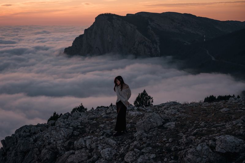 #girl #mountains #rocks #clouds #fog #sunset #outdoors #nature #portrait #landscape #evening #hills #sky #dress #cliff Kris фото превью