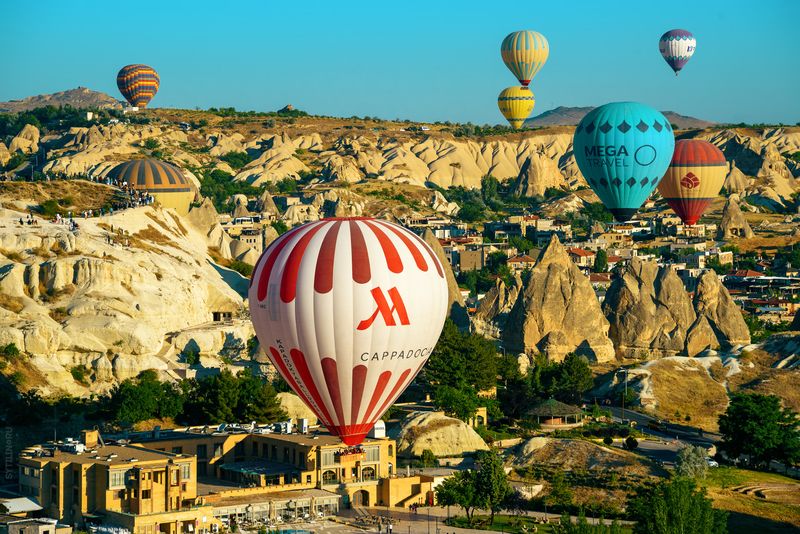 каппадокия, турция, воздушные шары, воздухоплавание, фестиваль, разноцветный, путешествие, экскурсия, поездка, тур, фон, романтичный, небо, пейзаж, достопримечательность., Воздушные шары в небе Каппадокии. Турция фото превью