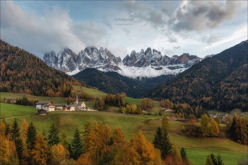 доломитовые альпы,santa maddalena,деревня,val di funes,осень,odle,италия,alps,ranui,san giovanni,церквушка,hills,scenery peak Ярмарка красок в Санта Маддалене фото превью