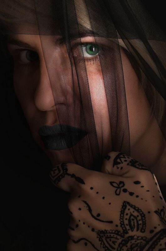 Взгляд из под вуали фото превью