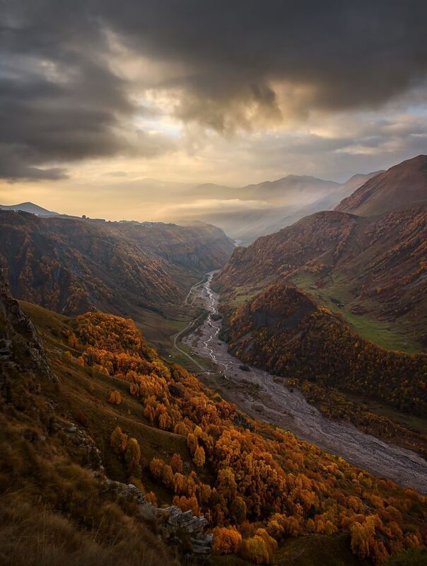 кавказ, горы, грузия, georgia, горный пейзаж, рассвет в горах, крестовый перевал, гудаури, облака, ущелье, горная река, осень в горах Долина Арагви на рассвете фото превью