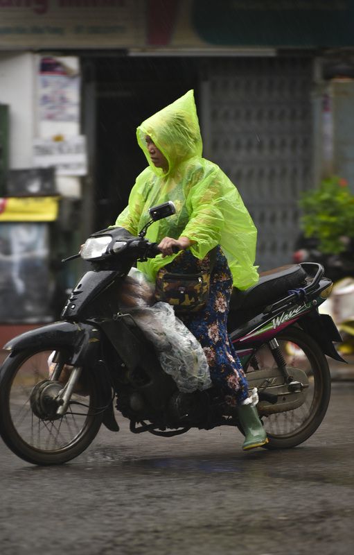 Raincoat on the VietNam streets фото превью