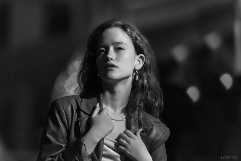 город, вечер, девушка, портрет Чёрно-белое настроение фото превью