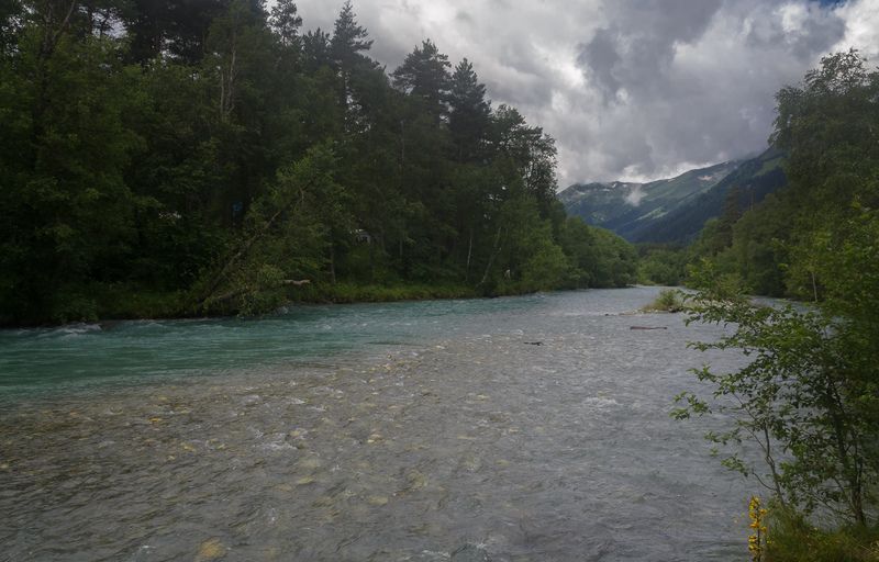 У реки. фото превью