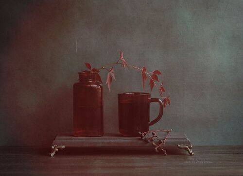 С листьями дикого винограда..