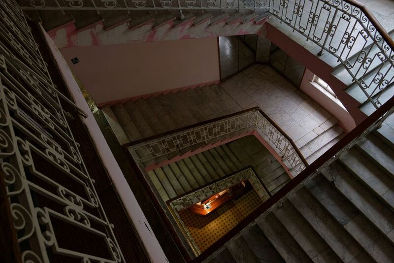 Лестница старого санатория фото превью