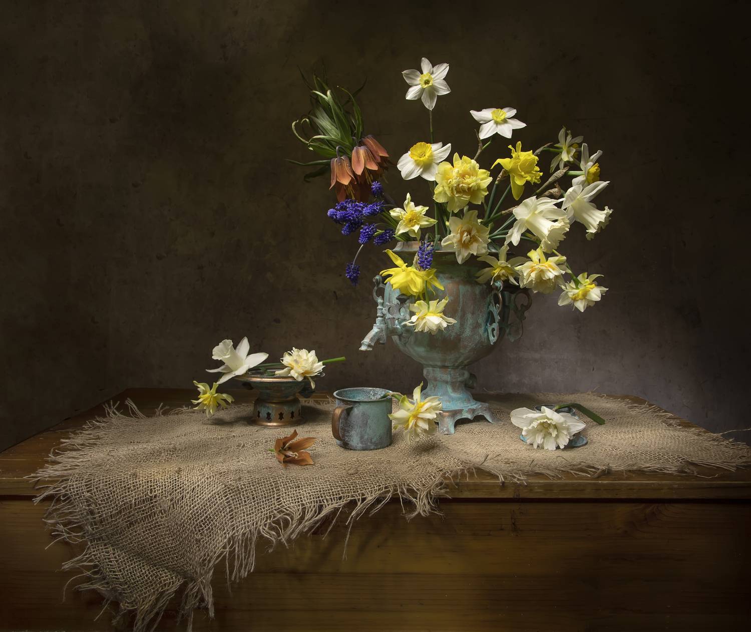 натюрморт, весна, самовар, цветы, рябчик, мускари, нарциссы, Татьяна Феденкова