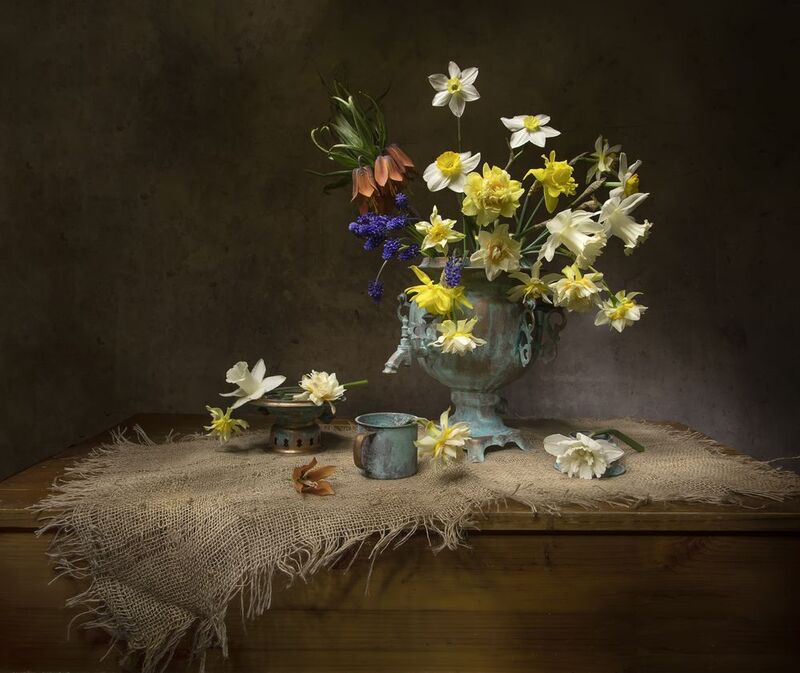 натюрморт, весна, самовар, цветы, рябчик, мускари, нарциссы Самоварная весна) фото превью