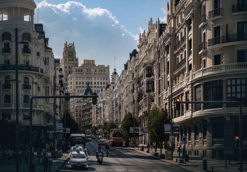 #Building #Cloud #Sky #Daytime #Car #Window #Infrastructure #Road surface #Vehicle #Thoroughfare Gran Vía фото превью