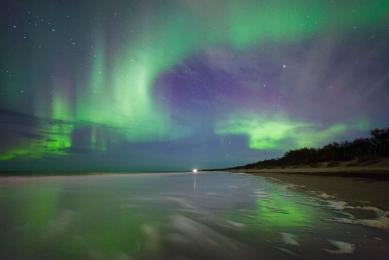 Белое цветное фото превью