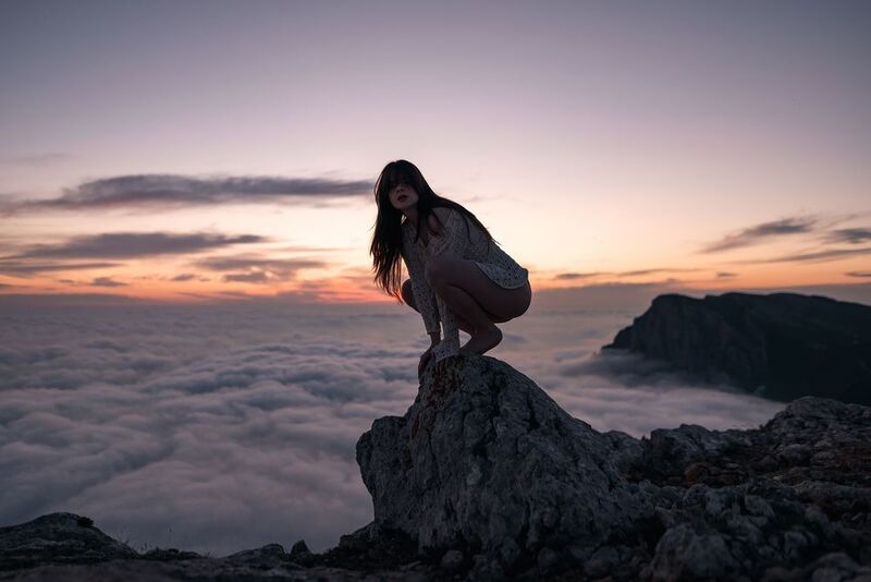 #girl #mountains #rocks #clouds #fog #sunset #outdoors #nature #portrait #landscape #evening #hills #sky #dress #cliff Kris фото превью