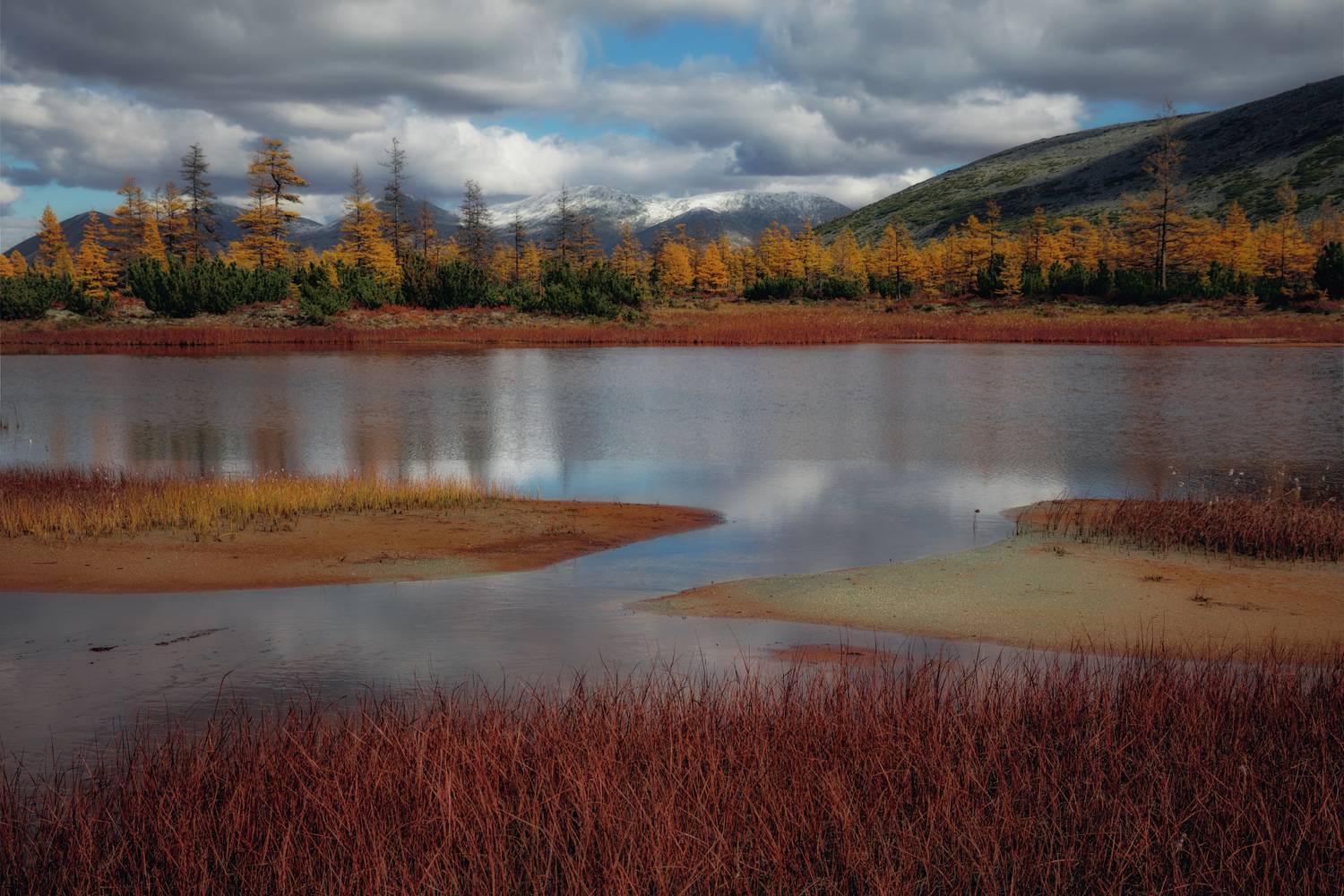 Озеро_Юг пейзажи_Колымы Магаданская_область Колымские_пляжи горная_система_Черского отражения хребет_Оханджа, Дмитрий Шишкин
