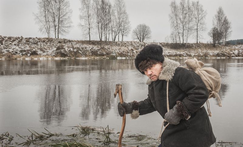 У реки фото превью