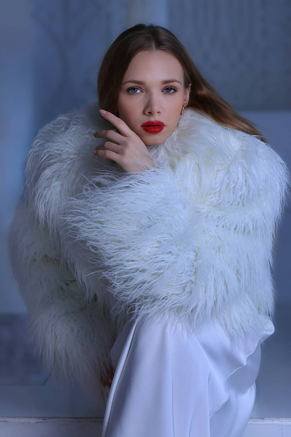 красивая девушка, белый цвет, гламур, красная помада, шубка, атласное платье, портрет, Герцен Наталья