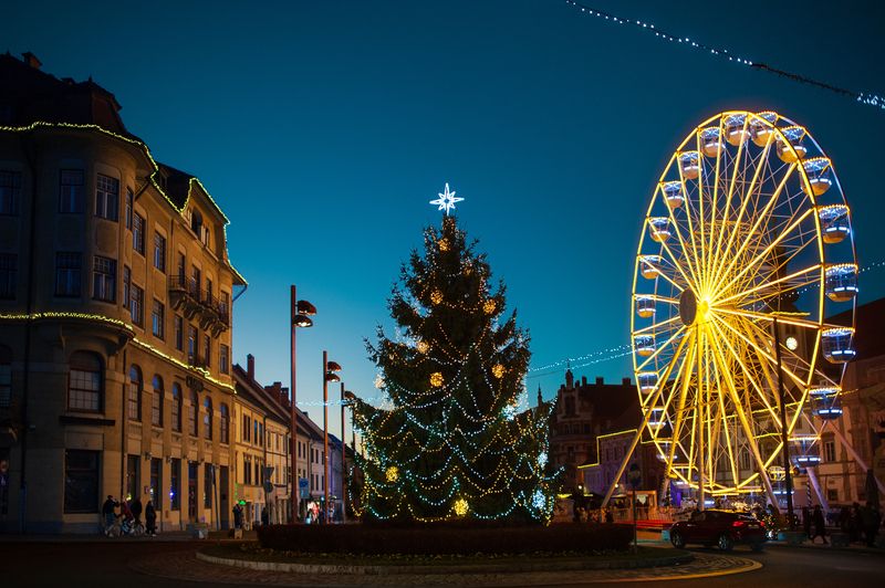 рождество новый год ёлка праздник гирлянды колесо обозрения город ярмарка Праздник к нам приходит фото превью