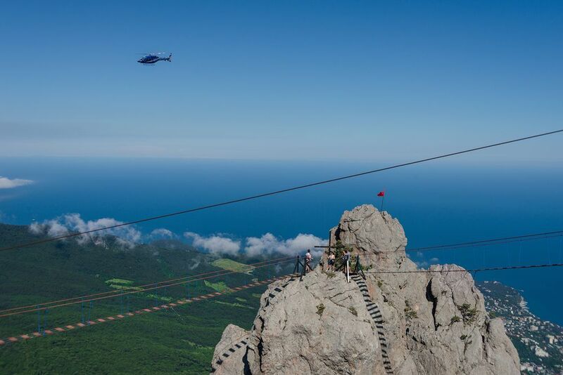 Горы, море и вертолет фото превью