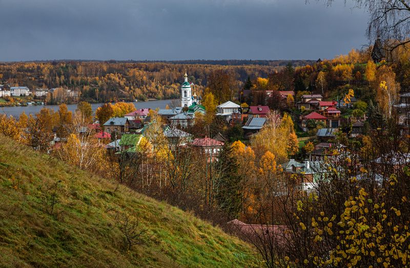 Плес, Волга, осень, дождь, ненастье, храмы городок Плес. На Соборной горе. фото превью