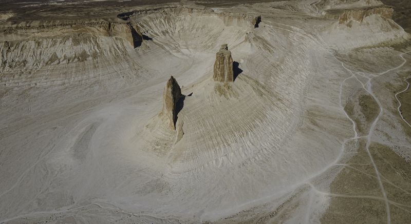 Казахстан, полуостров Мангышлак, Мангыстау, урочище Бозжыра Суровая геометрия Бозжыры фото превью