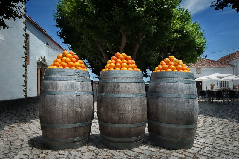 португалия, обидуш, апельсины, бочки, улица Грузите бочки апельсинами... фото превью